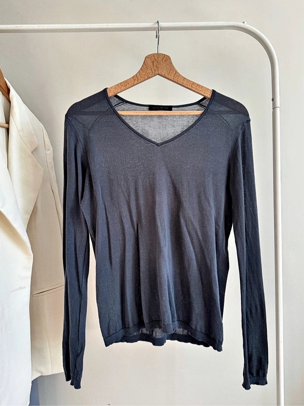 Ça va de soi Gray Long-Sleeve Egyptian Cotton V-Neck Top